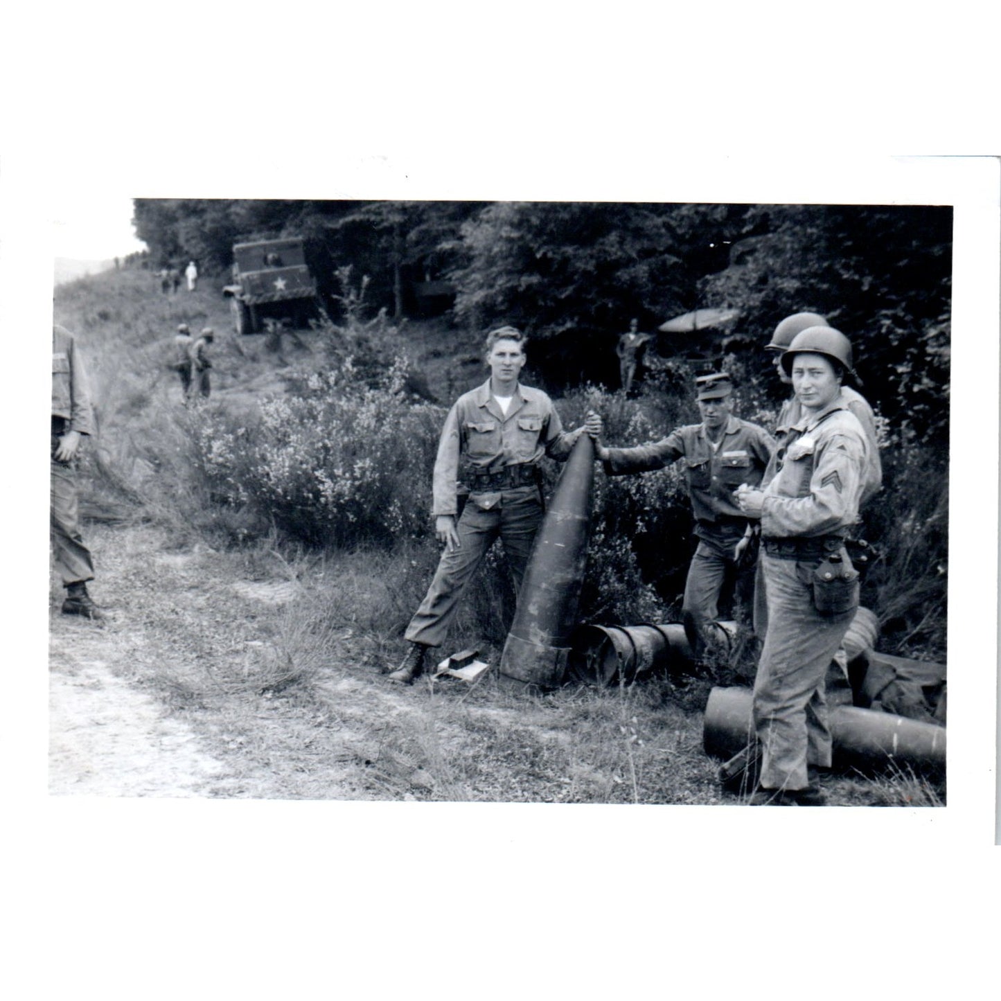Soldiers Adams, Geislemen, Parsons Aside a 280mm Shell c1954 Army Photo AF1-AP5
