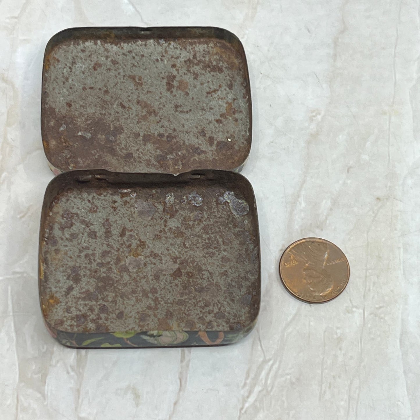 Vintage Small Tin Enamel Cat Pill Box SB3