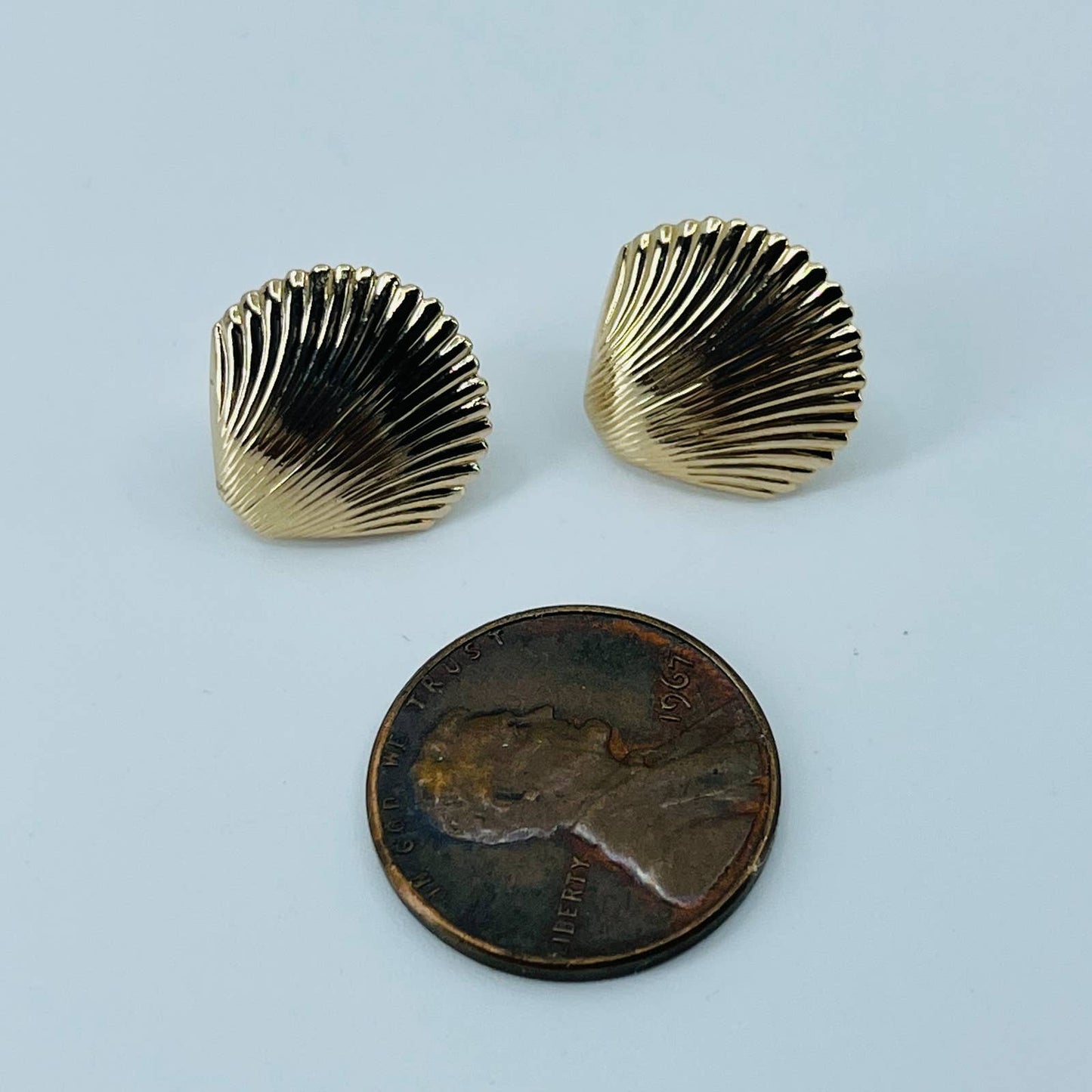 Vintage MCM Mod Gold Tone Seashell Earrings SB2