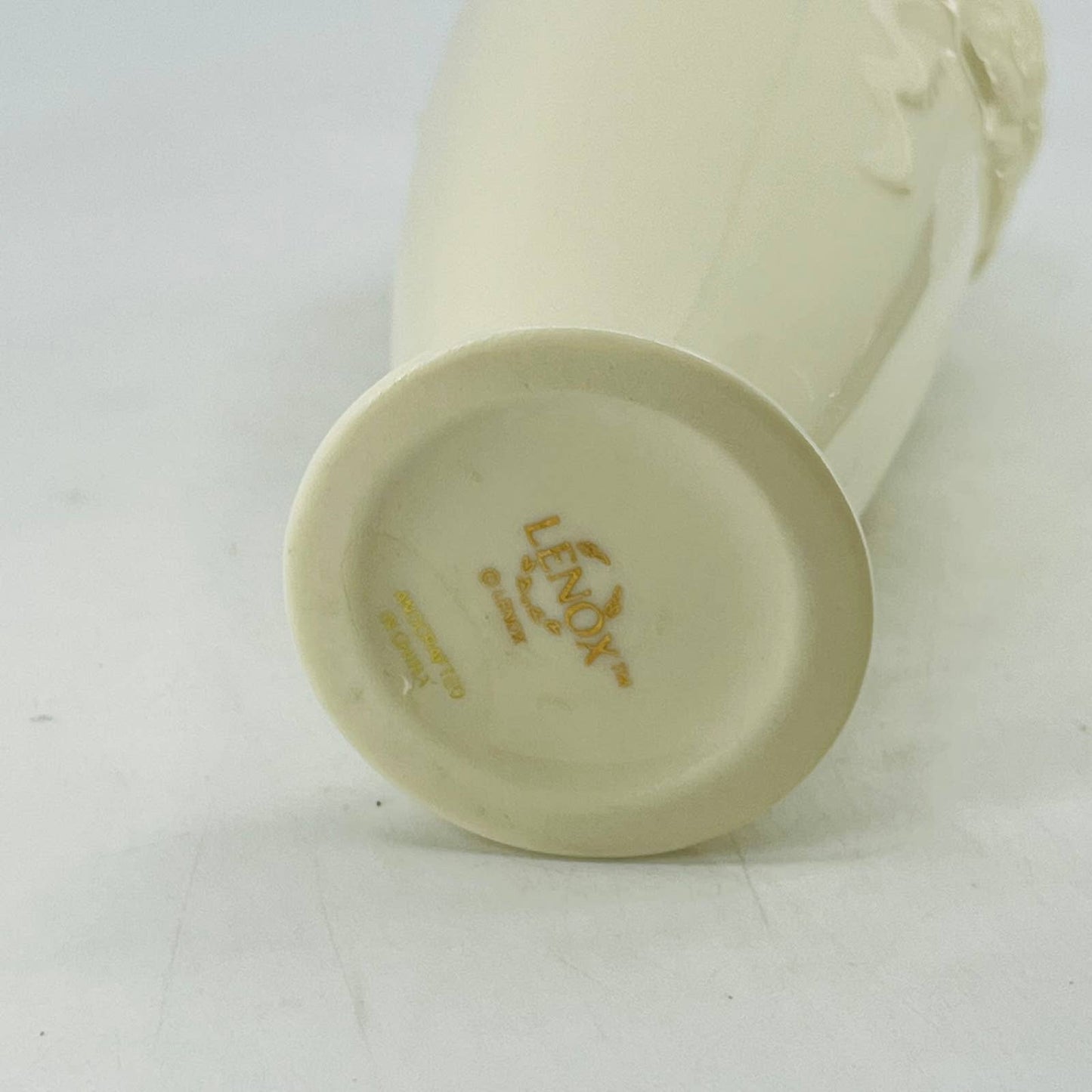 Lenox Ivory Porcelain Vase 24k Gold Trim Embossed Rose 6” TD4