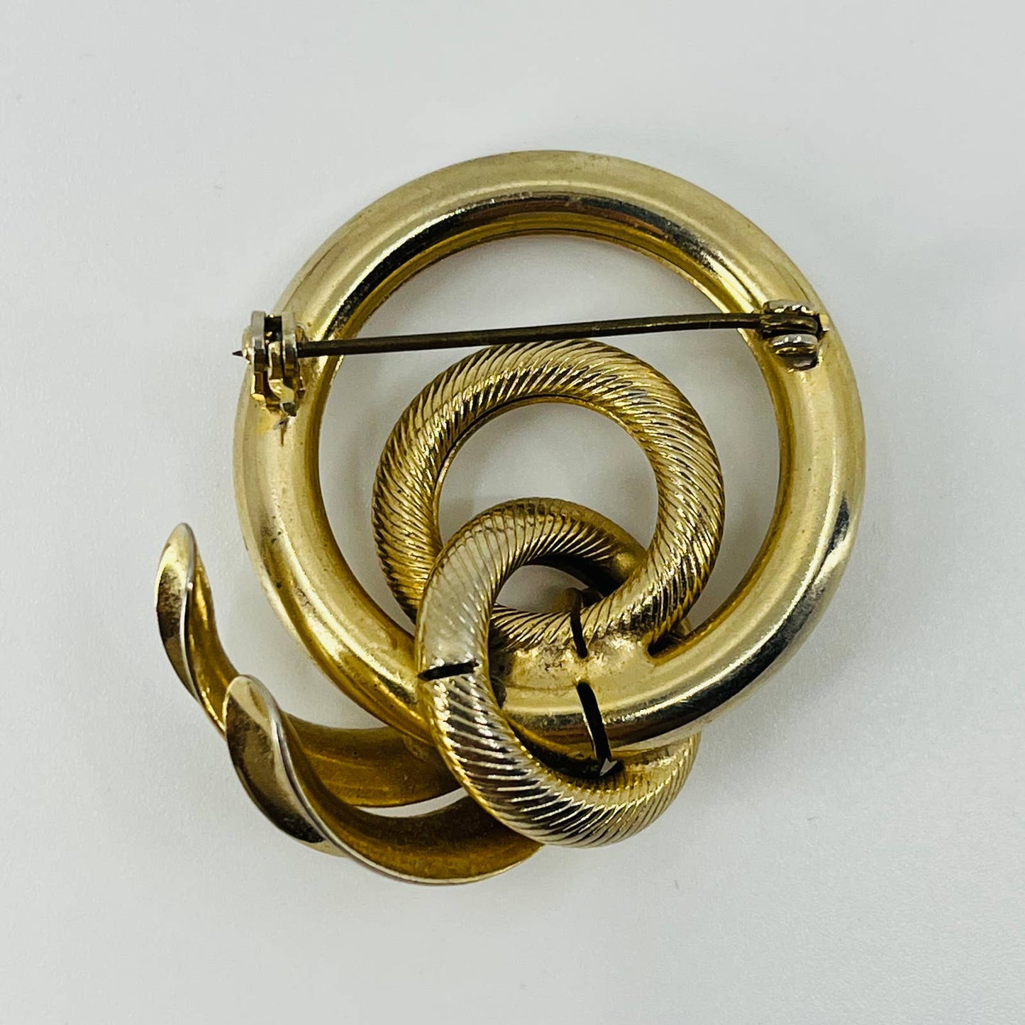 Vintage MCM Mod Swirl Knot Brooch Gold Tone SA6