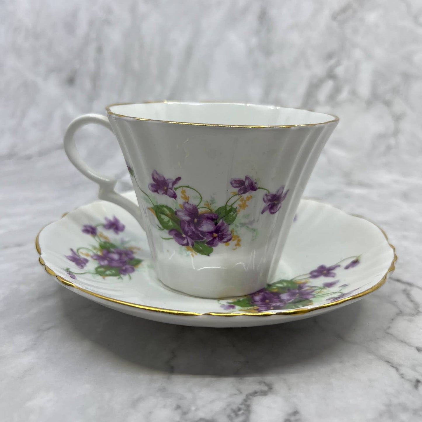 ROYAL STANDARD Fine Bone China England Cup and Saucer Violets TA7