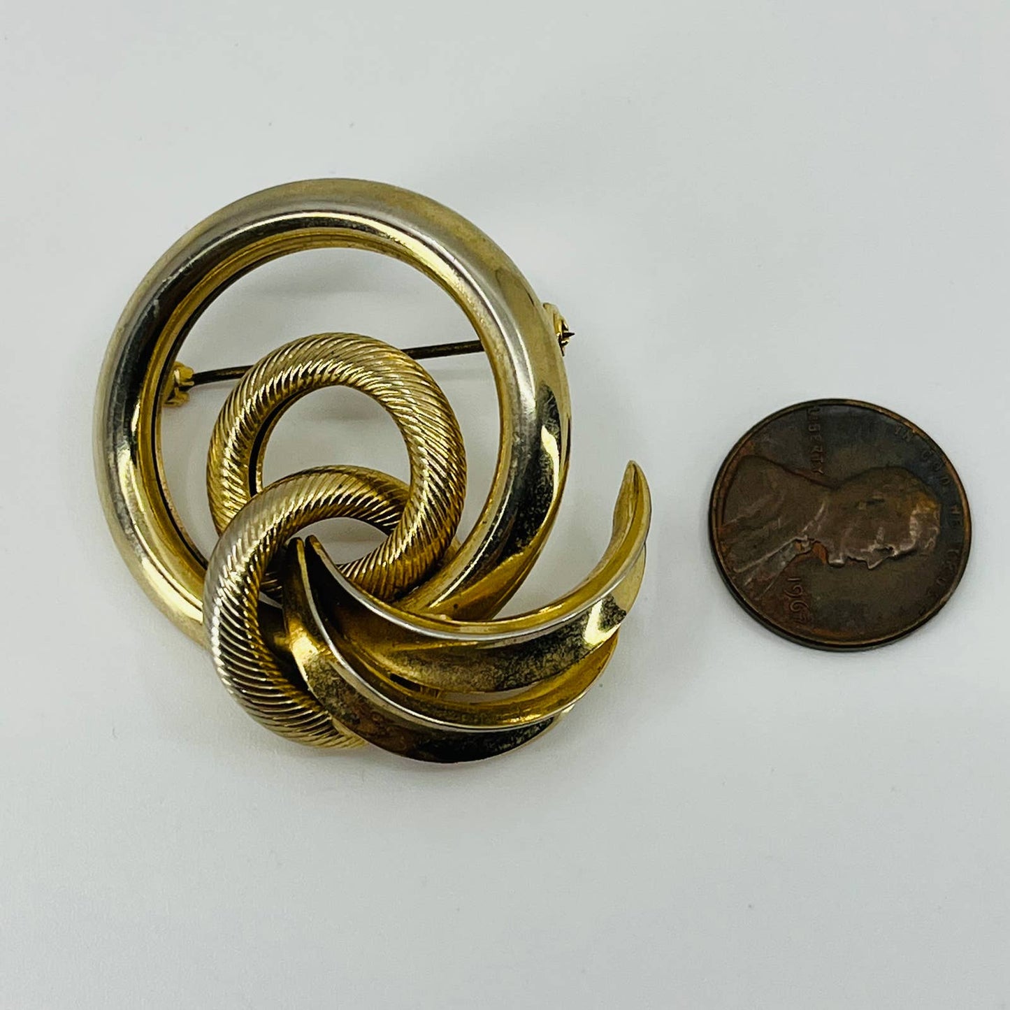 Vintage MCM Mod Swirl Knot Brooch Gold Tone SA6