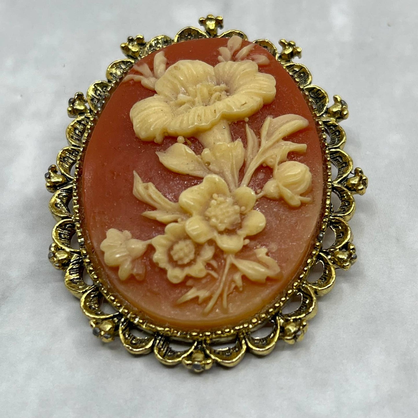 Vintage MCM Gerry’s Cameo Brooch Resin Flowers Pin Ornate Peach & White SE6