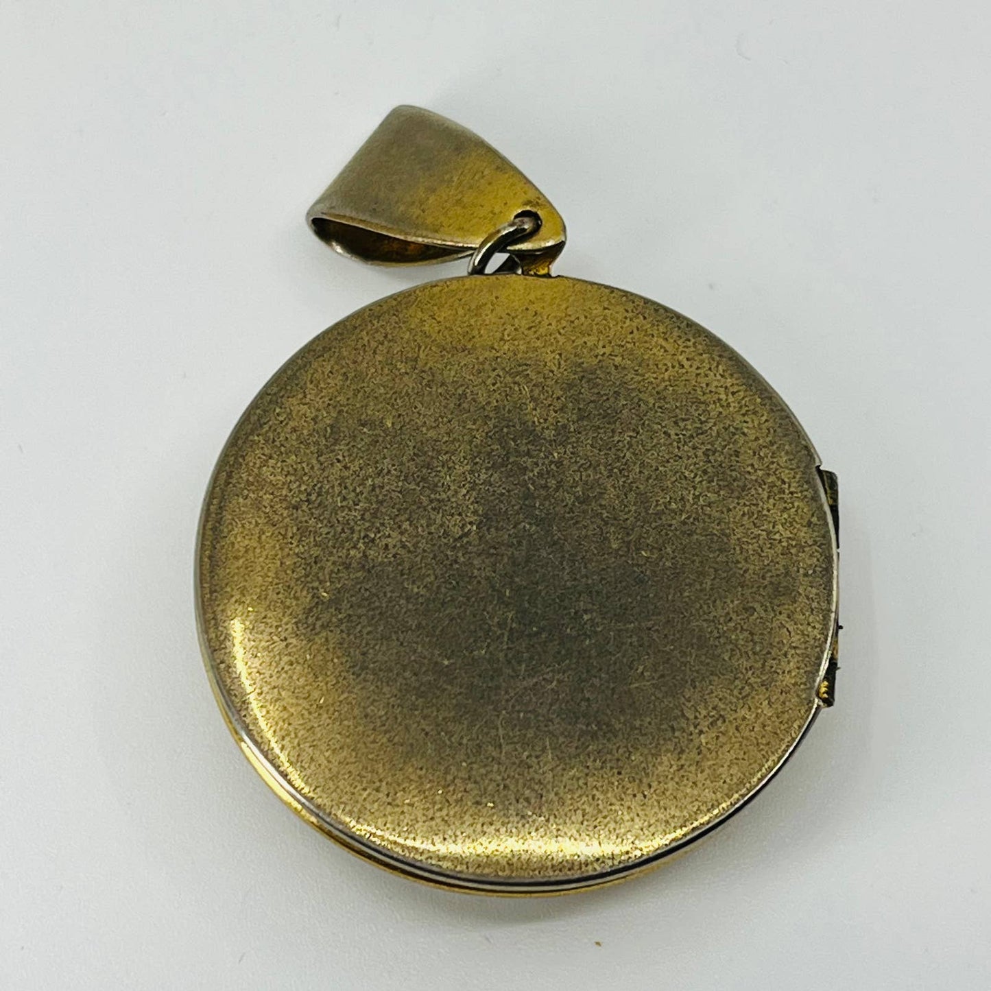 Antique Victorian Gold Tone Ornate Circle Locket SB3