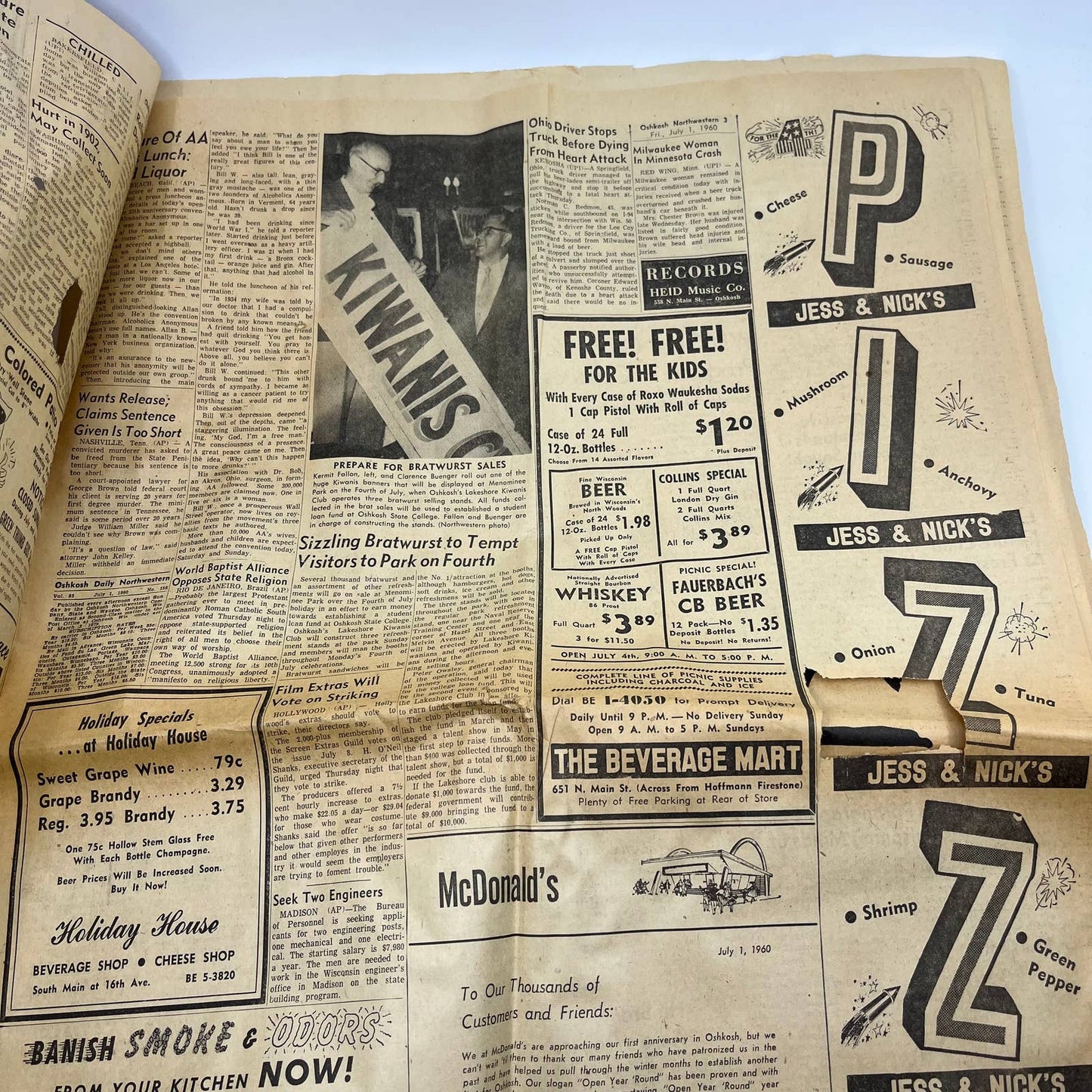 1960 Jul 1 OSHKOSH DAILY NORTHWESTERN Newspaper Castro Seizes Oil Plants TI6-18