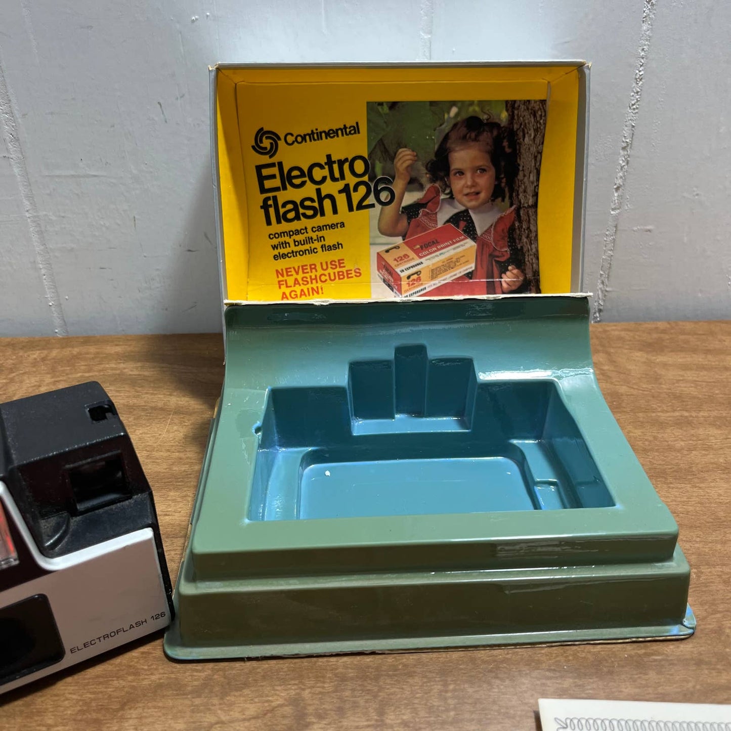 Continental Electroflash 126 Point & Shoot Compact Camera w/ Box & Inserts TD4