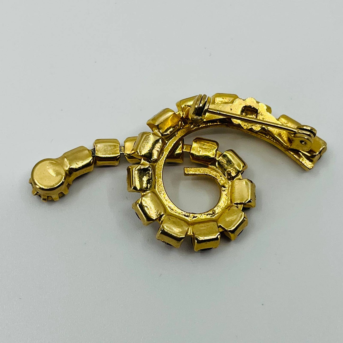 1960s MCM Mod Swirl Ruby Red Rhinestone Brooch Gold Tone 2” SA6