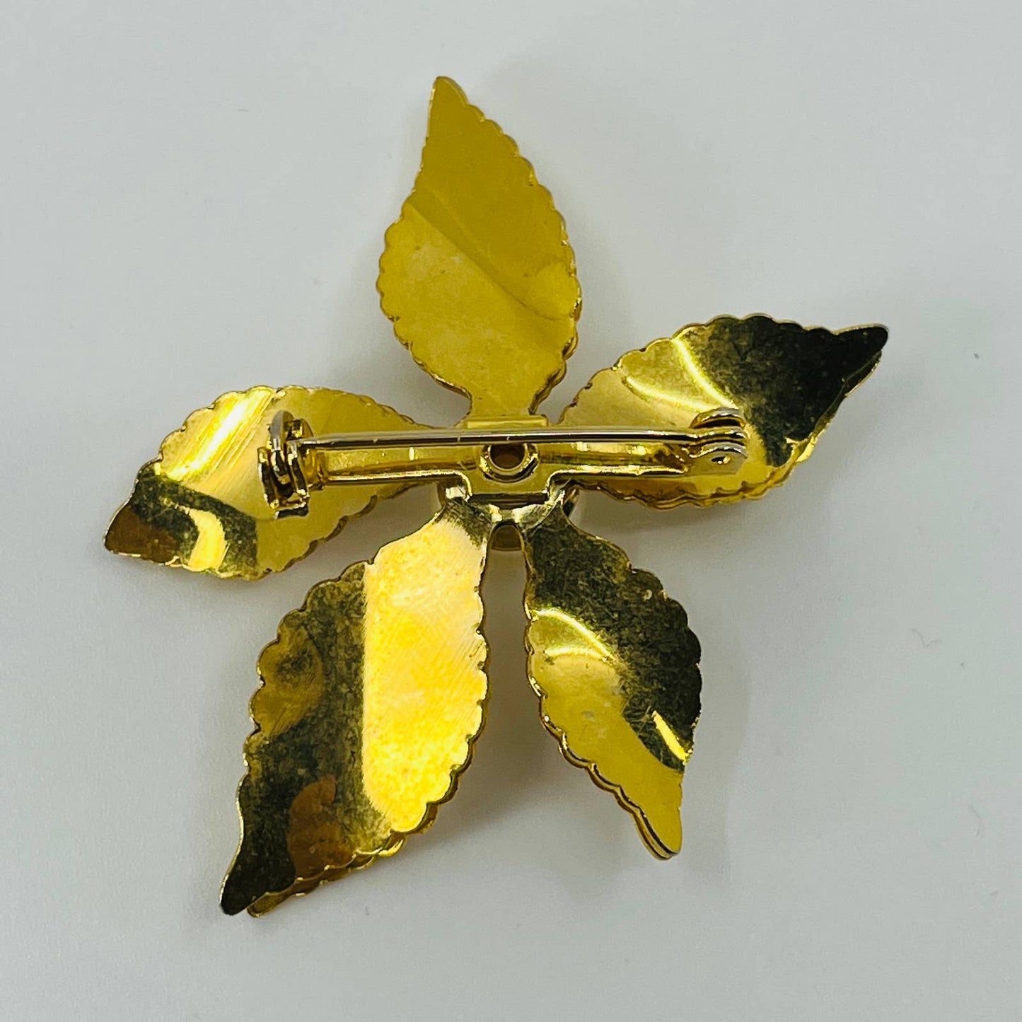 1960s MCM 5 Petal Flower Faux Pearl Brooch Gold Tone SA6