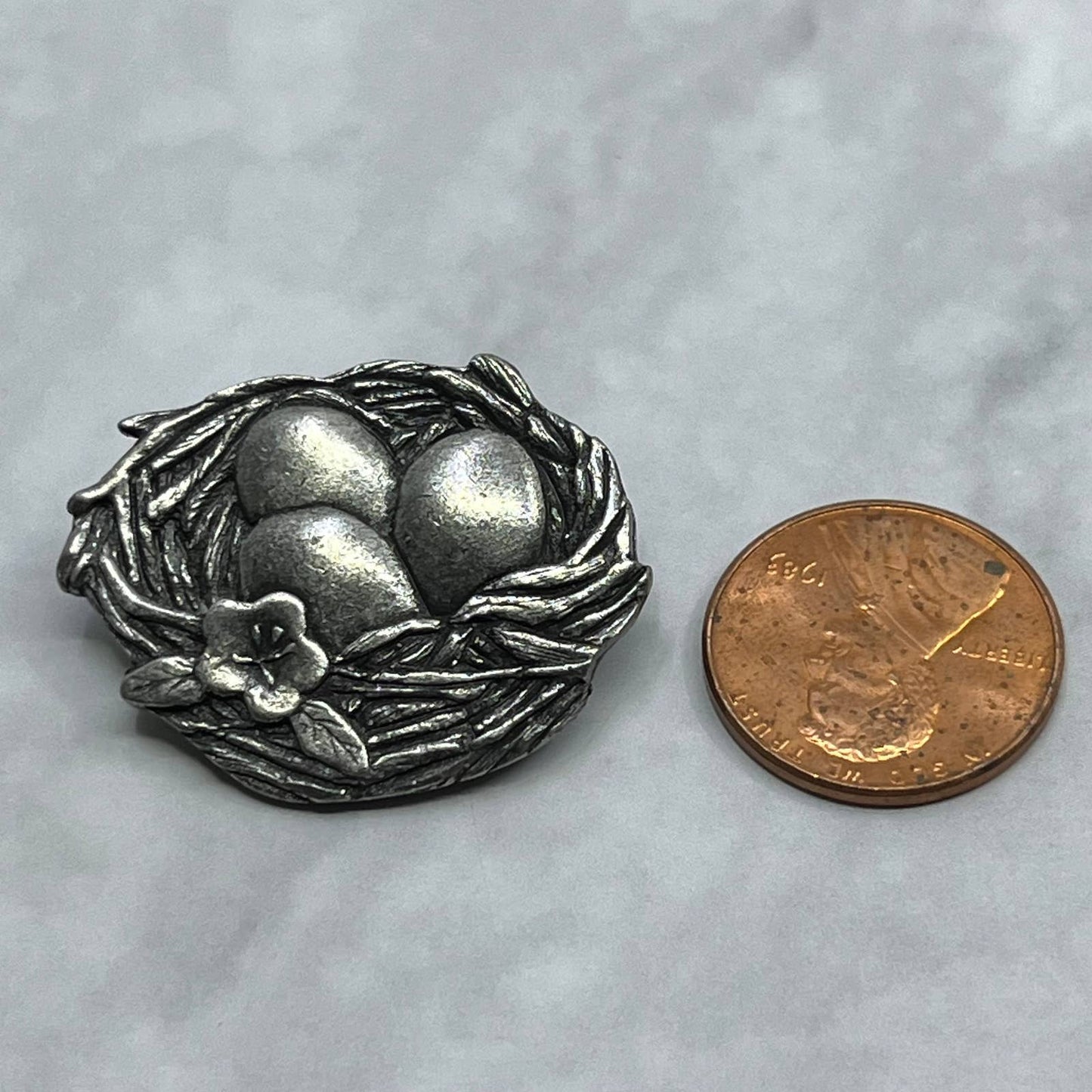 2007 Birds & Bloom Limited Edition Pewter Bird nest w/eggs Brooch Pin SE6