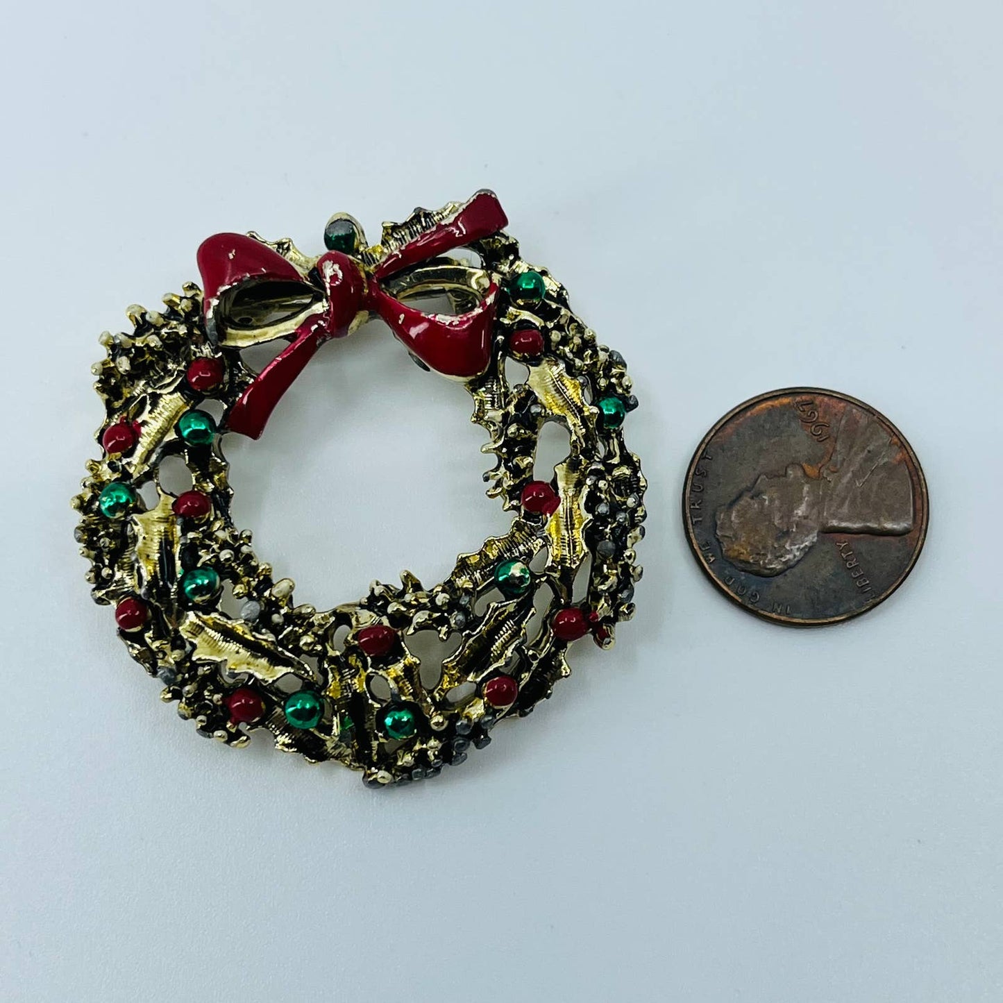 Vintage Gerry’s Enamel Christmas Wreath Bow Pin Brooch Gold Tone SB2