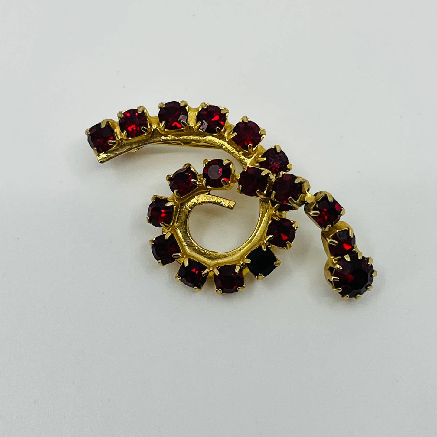 1960s MCM Mod Swirl Ruby Red Rhinestone Brooch Gold Tone 2” SA6