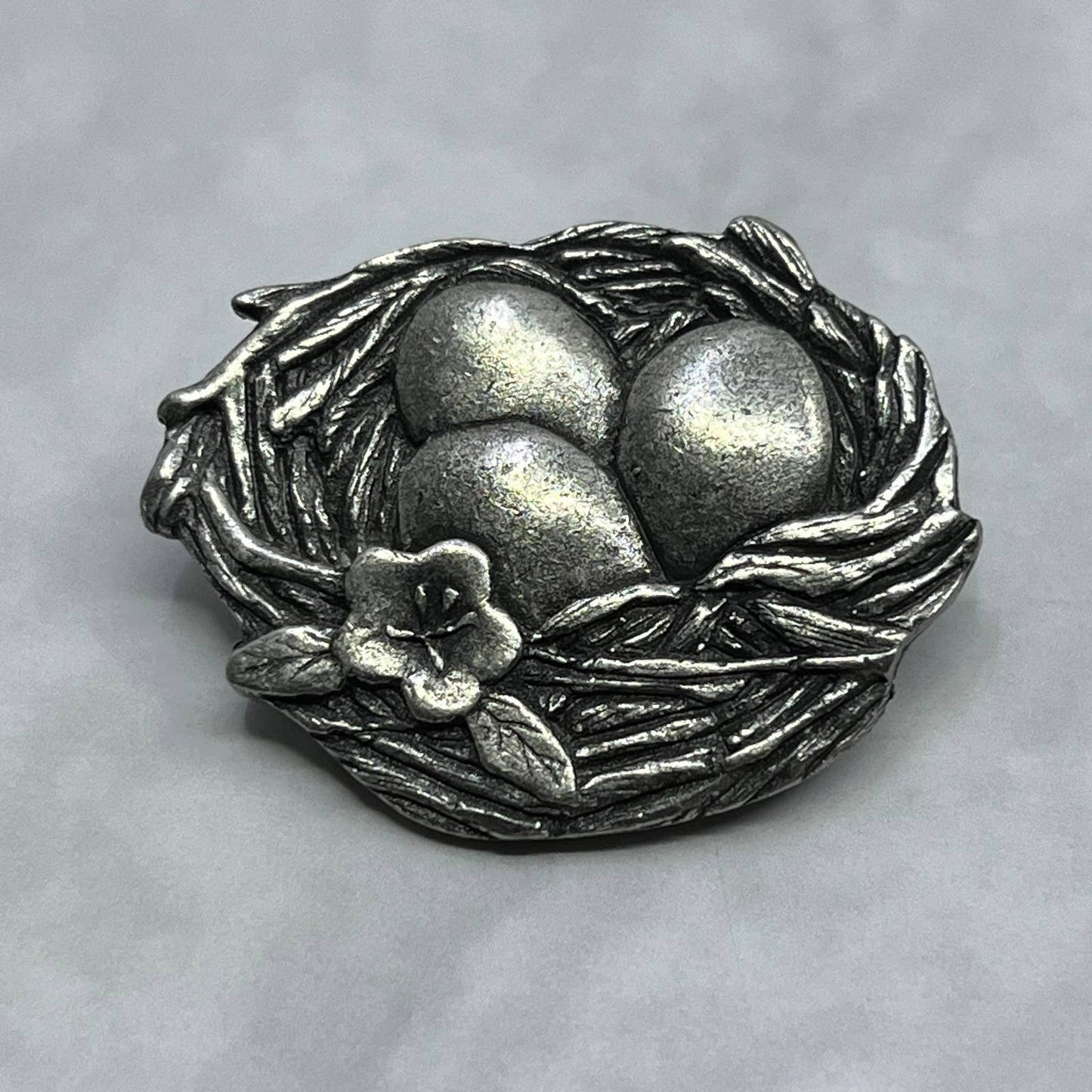 2007 Birds & Bloom Limited Edition Pewter Bird nest w/eggs Brooch Pin SE6