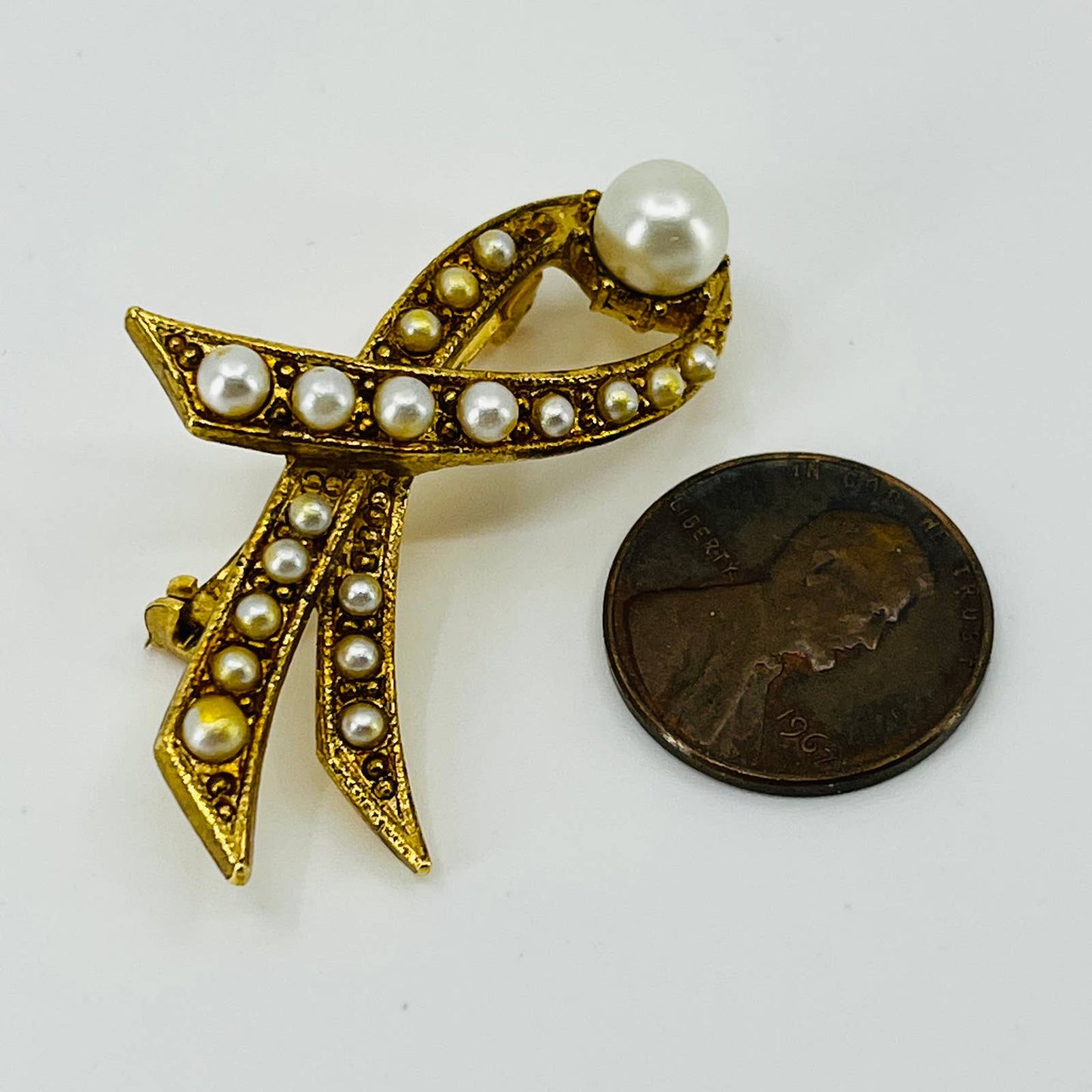 Vintage Ribbon Faux Pearls Brooch Gold Tone SB2