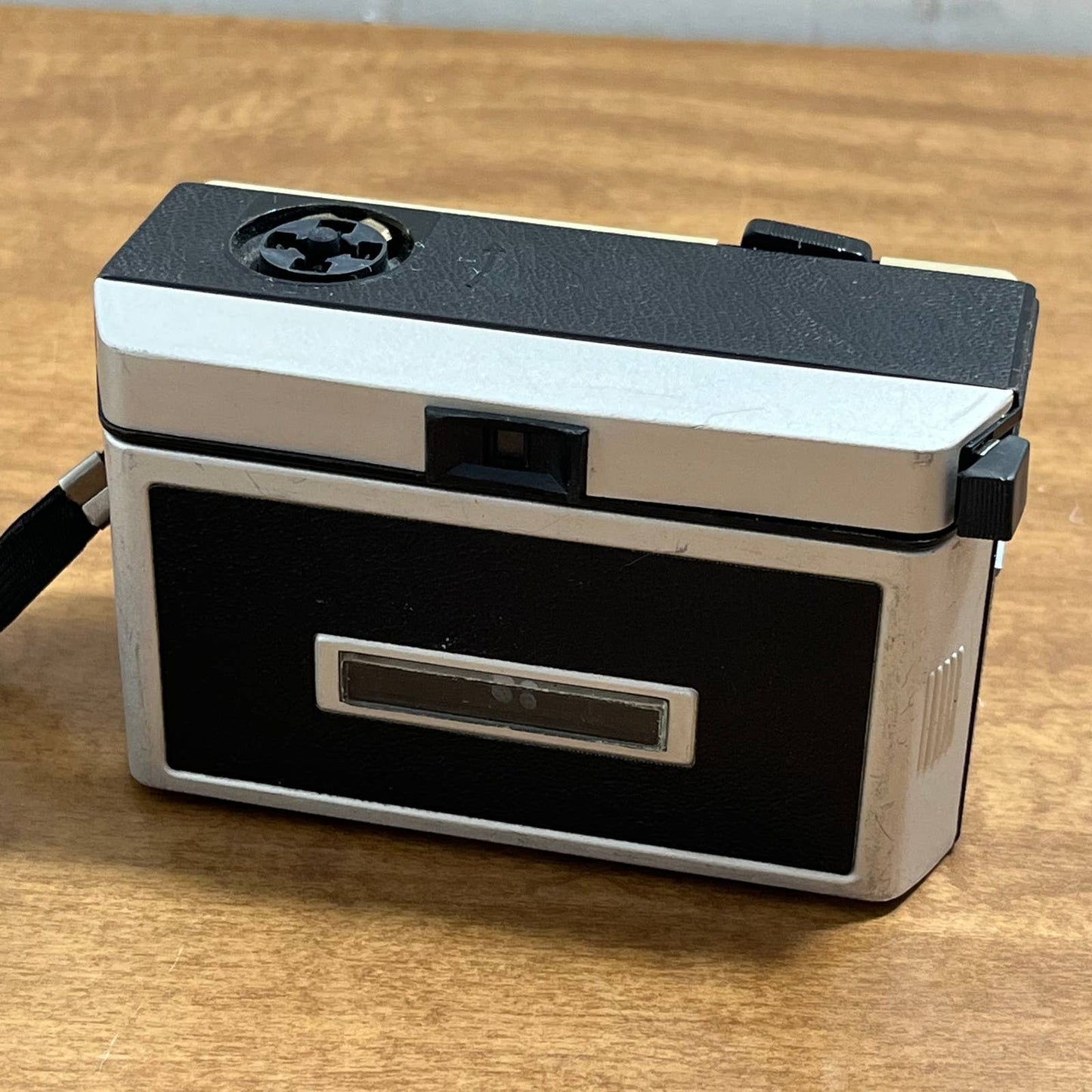 Vintage Kodak Instamatic 124 Point & Shoot 126 Compact Film Camera TD4