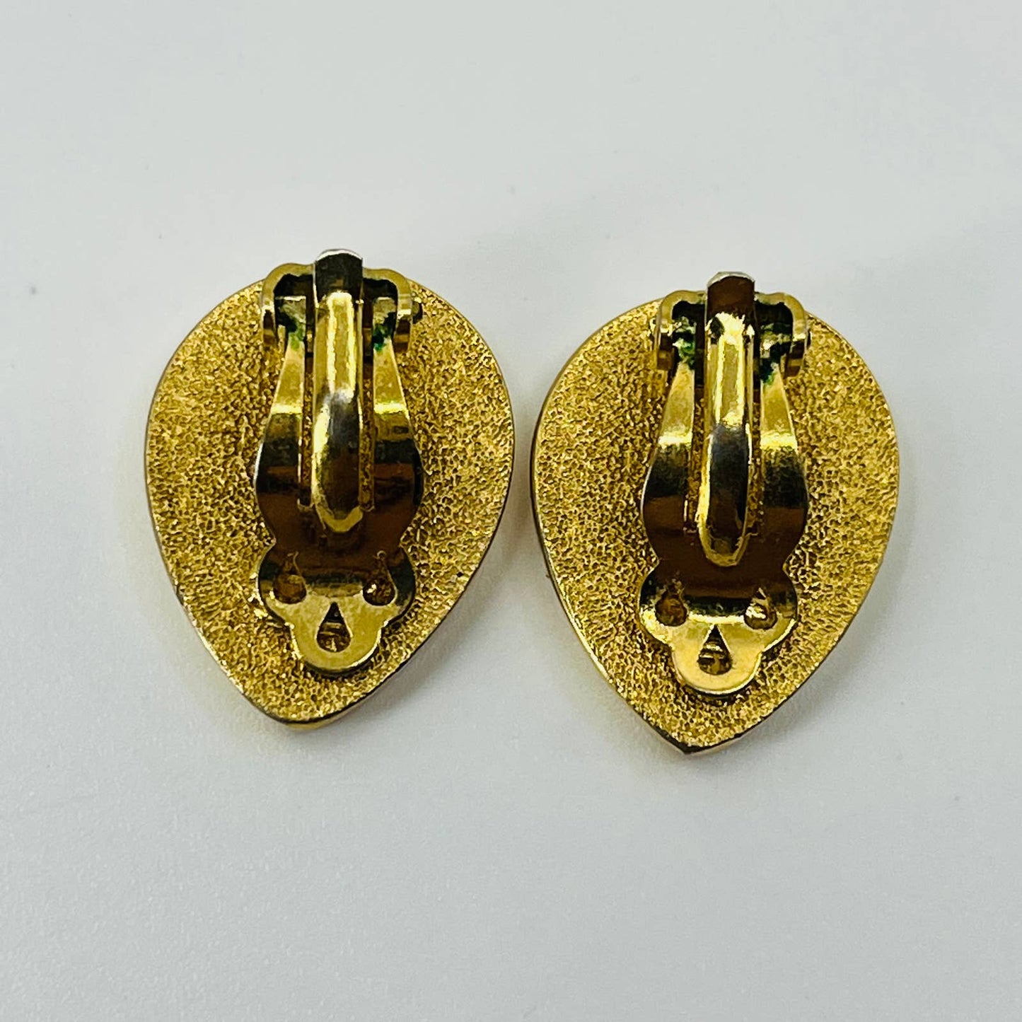 Vintage MCM Mod Gold Tone Teardrop Black Enamel Clip Earrings SB2