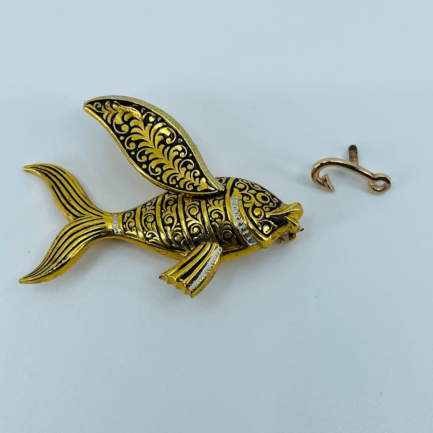 VTG Oriental Asian Koi Fish & Hook Pin Brooch Gold Tone Enamel Inlay SB2
