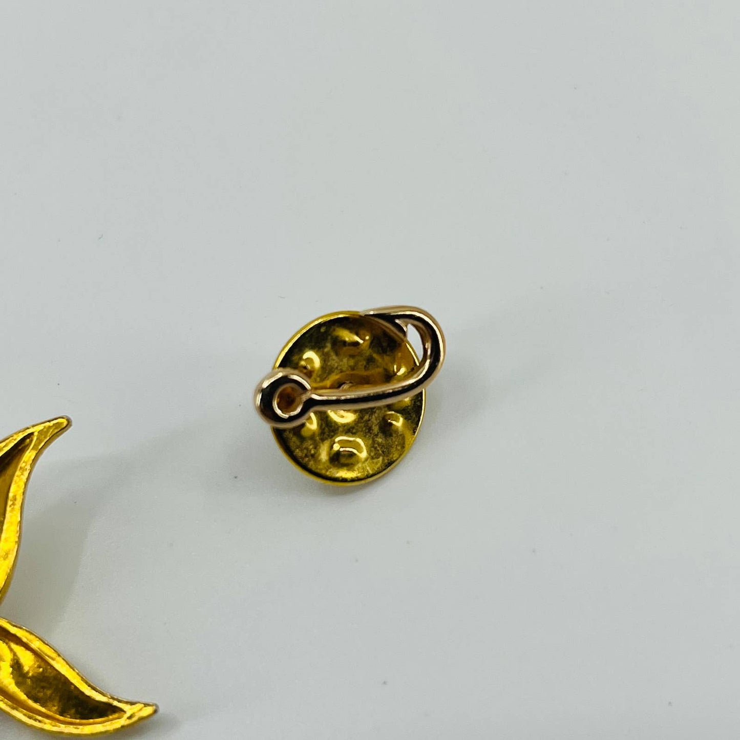 VTG Oriental Asian Koi Fish & Hook Pin Brooch Gold Tone Enamel Inlay SB2