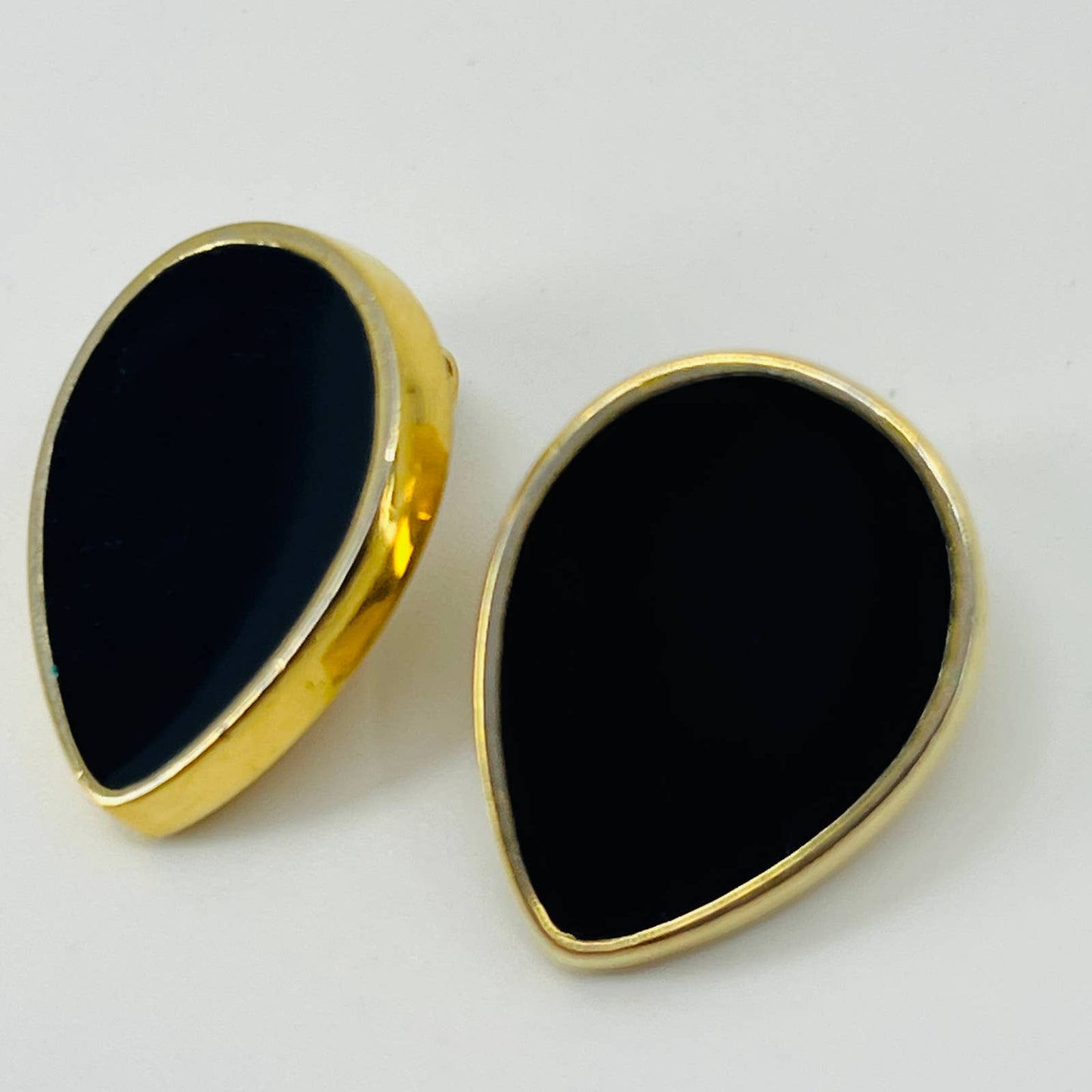 Vintage MCM Mod Gold Tone Teardrop Black Enamel Clip Earrings SB2