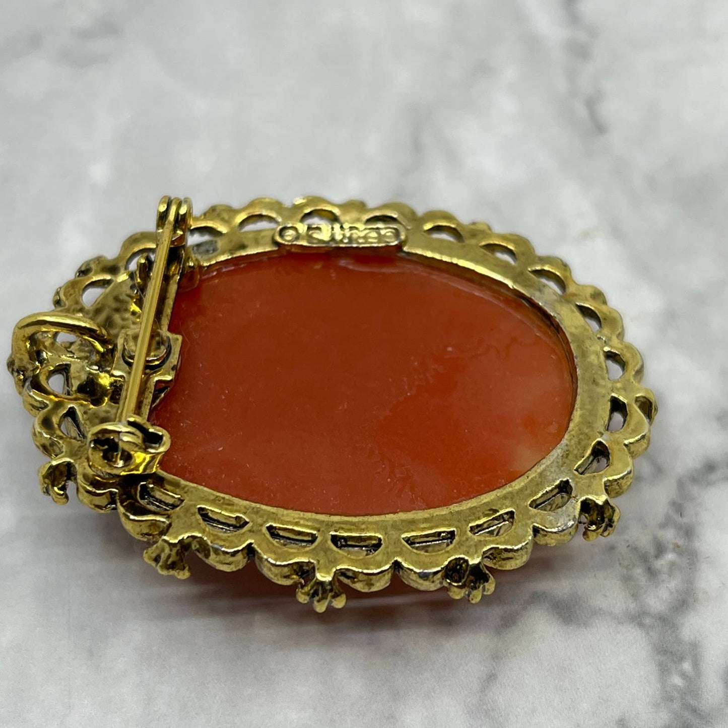 Vintage MCM Gerry’s Cameo Brooch Resin Flowers Pin Ornate Peach & White SE6