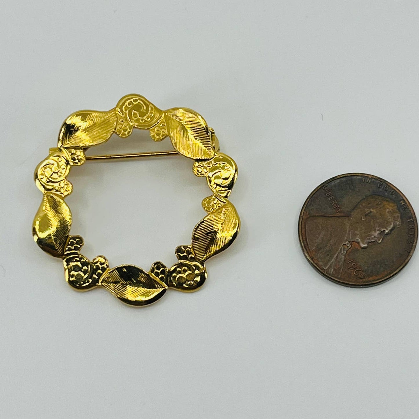 Vintage Floral Leaf Wreath Brooch Gold Tone SB2