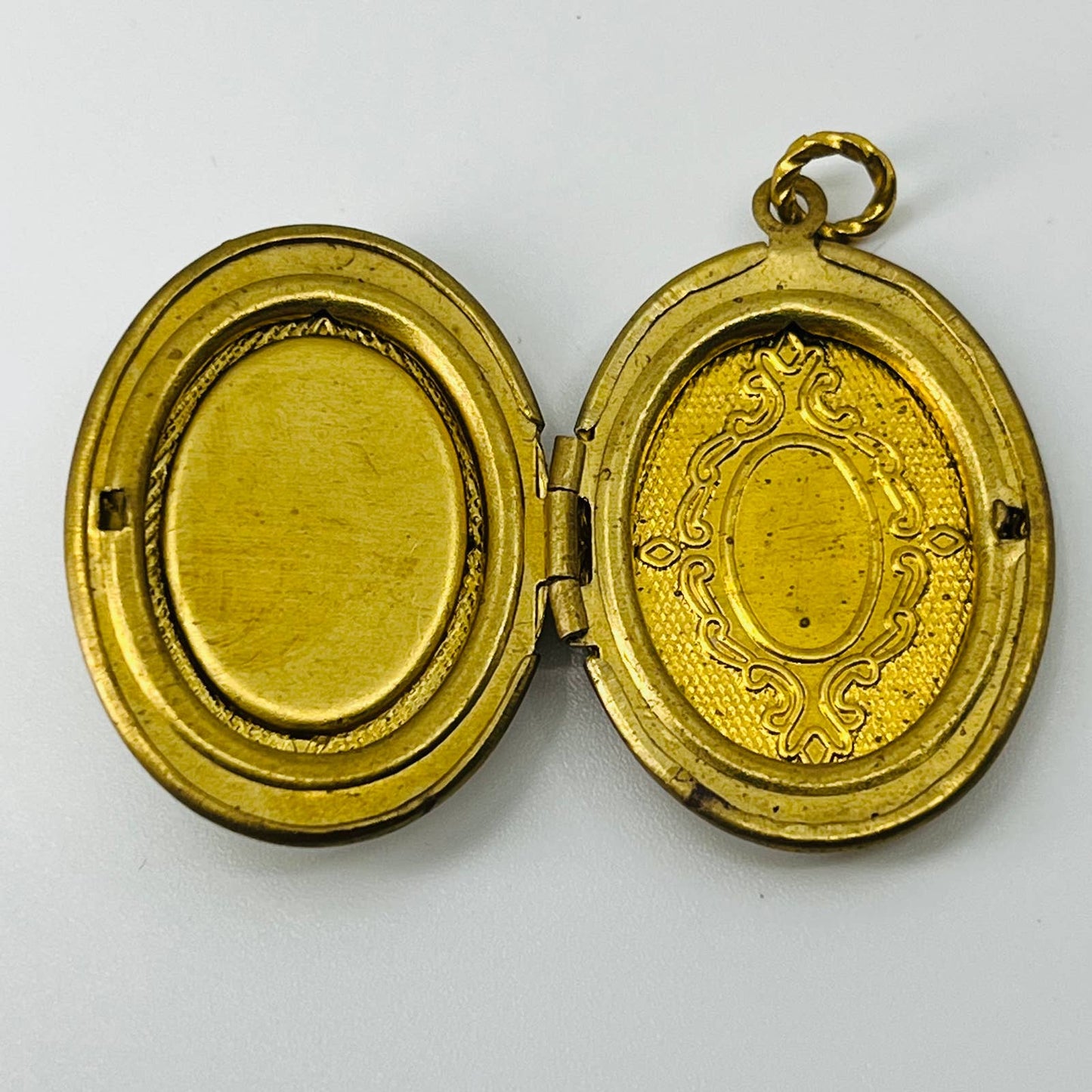 Vintage Victorian Style Brass Ornate Embellished Locket Rhinestone Oval SB3