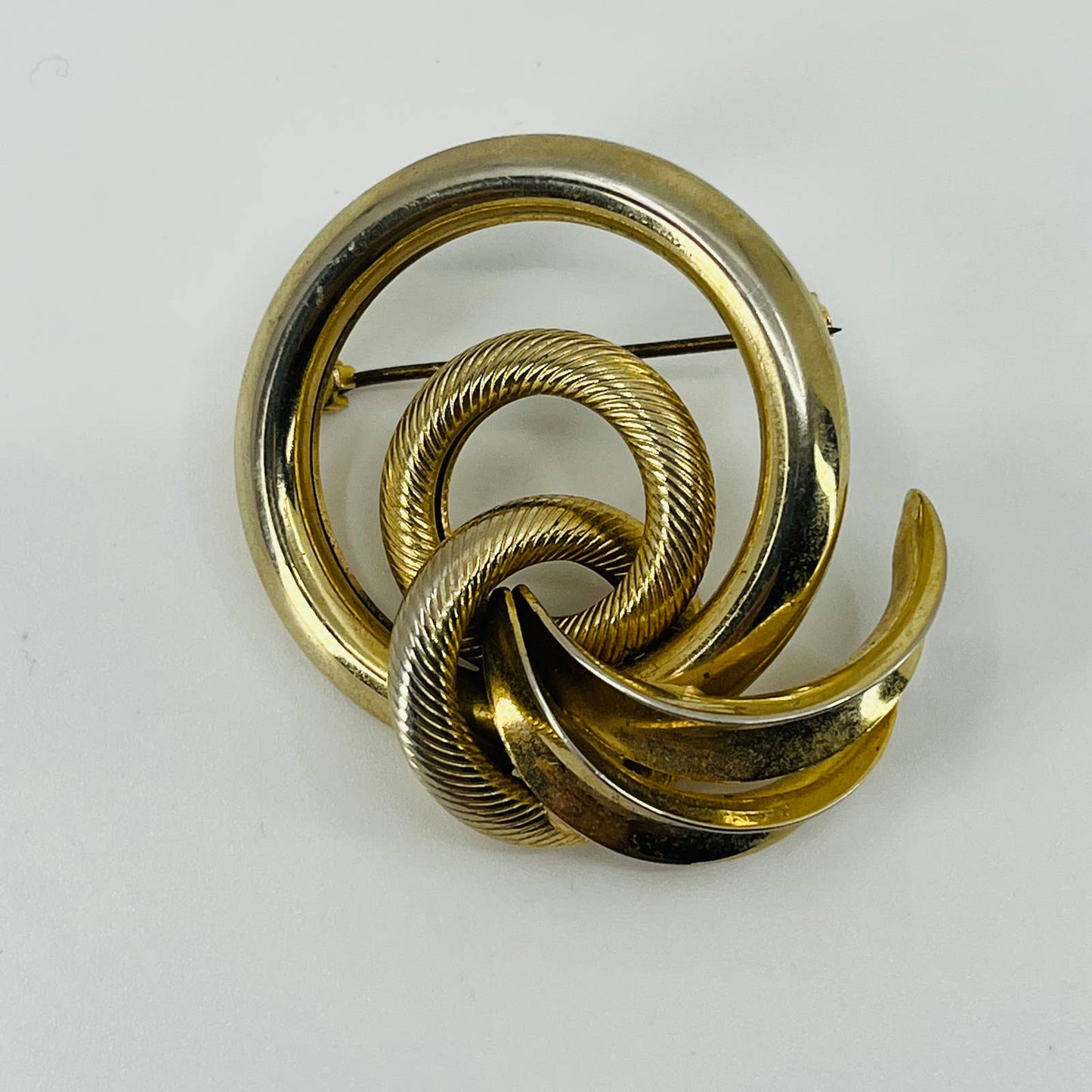 Vintage MCM Mod Swirl Knot Brooch Gold Tone SA6