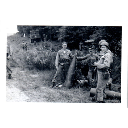 Soldiers Adams, Geislemen, Parsons Aside a 280mm Shell c1954 Army Photo AF1-AP5