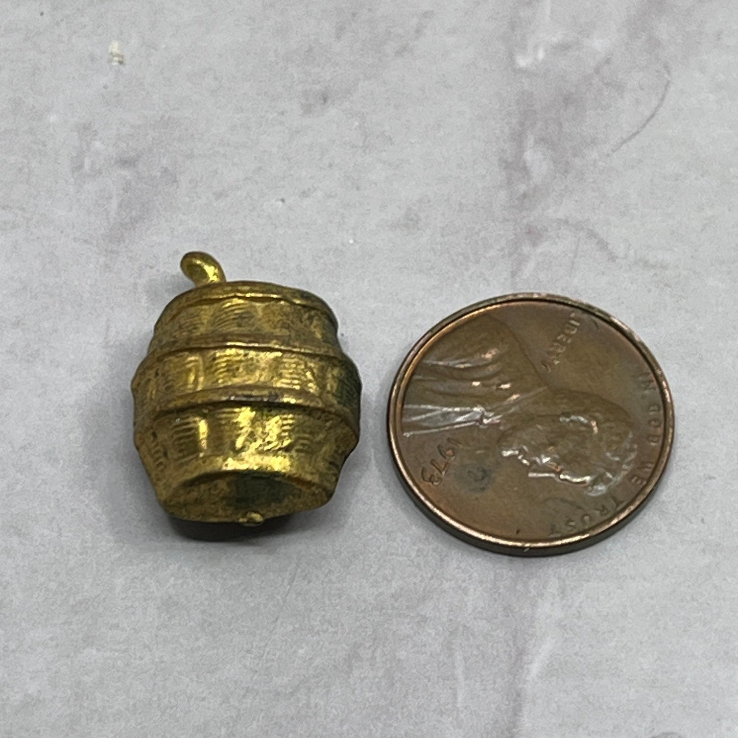 Vintage Gold Tone Potbelly Stove Magnet SB7