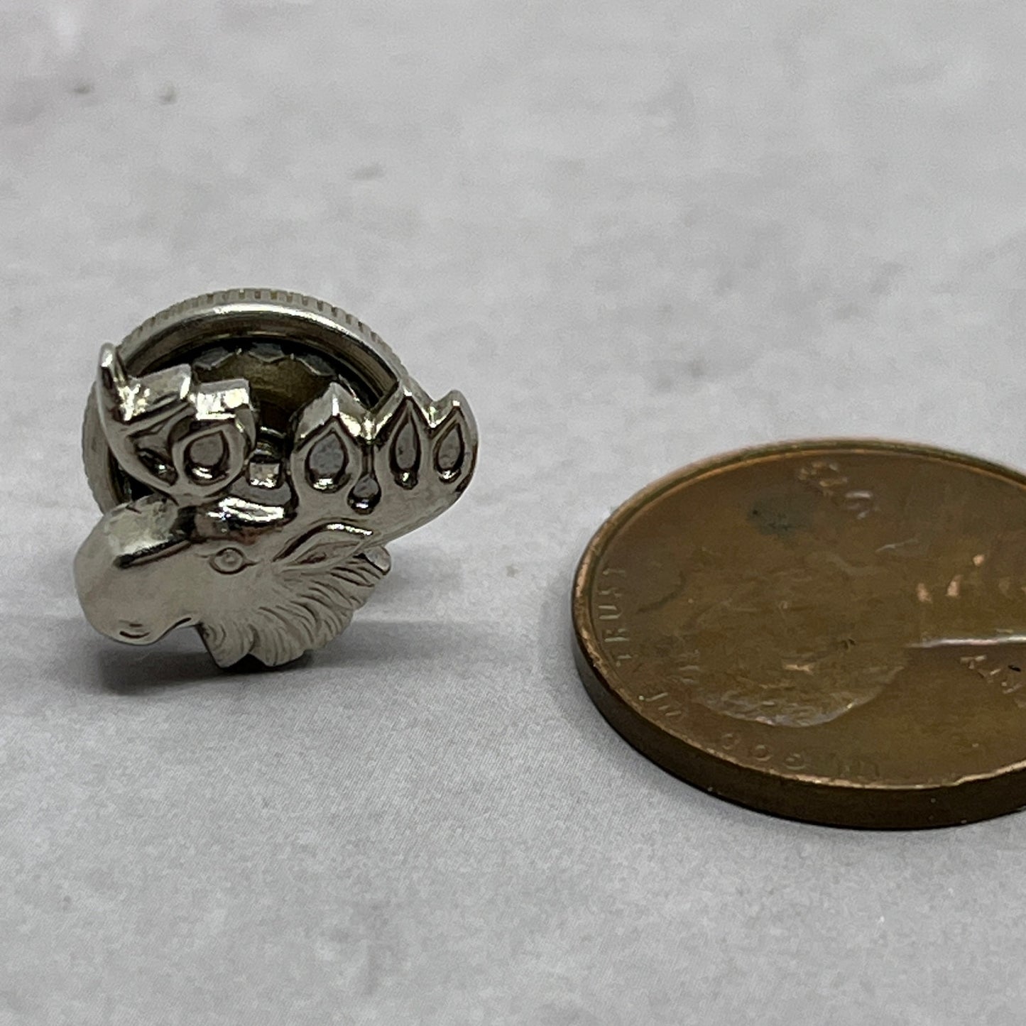 Vintage Silver Tone Moose Head Lapel Pin Pinback Button SB7-SPB