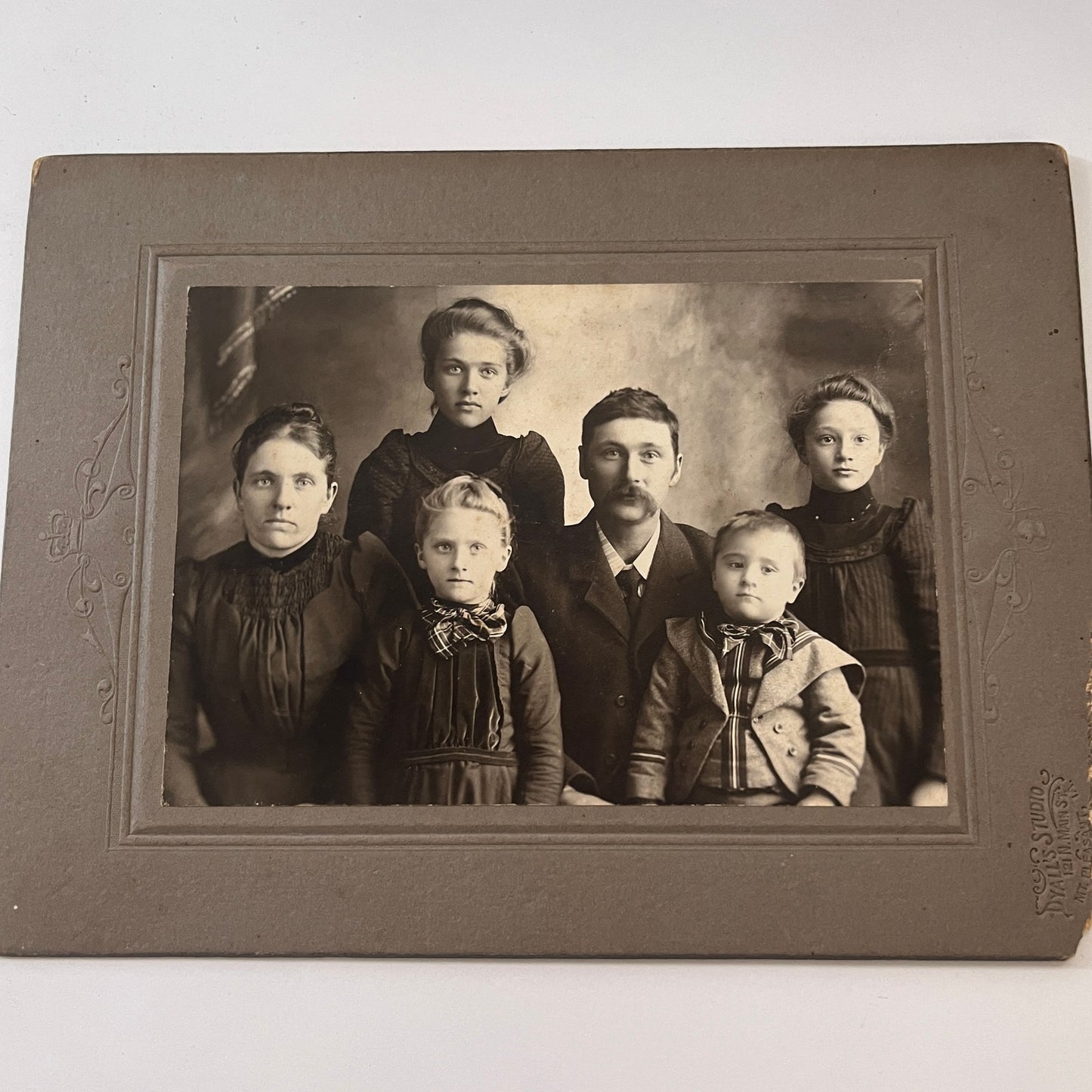 Family Portrait Dyall's Studio Mt. Pleasant IA Antique Victorian CDV Card TK3-P