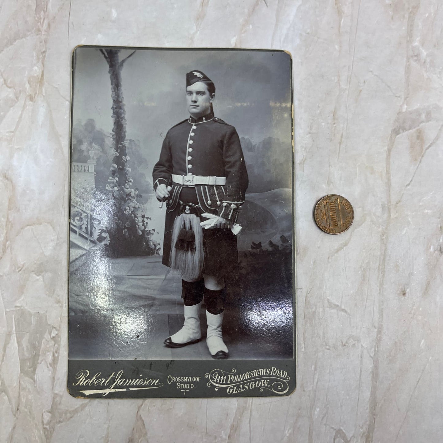 1880s Scottish Highlander Cabinet Card Photo Crossmyloof Studio Glasgow TF5-L3