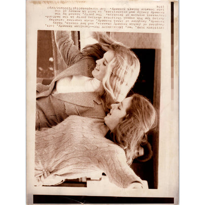 Caroline & Ethel Kennedy Ice Skating 1974 8x10 Original Press Photo D1-P