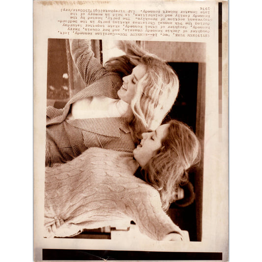 Caroline & Ethel Kennedy Ice Skating 1974 8x10 Original Press Photo D1-P