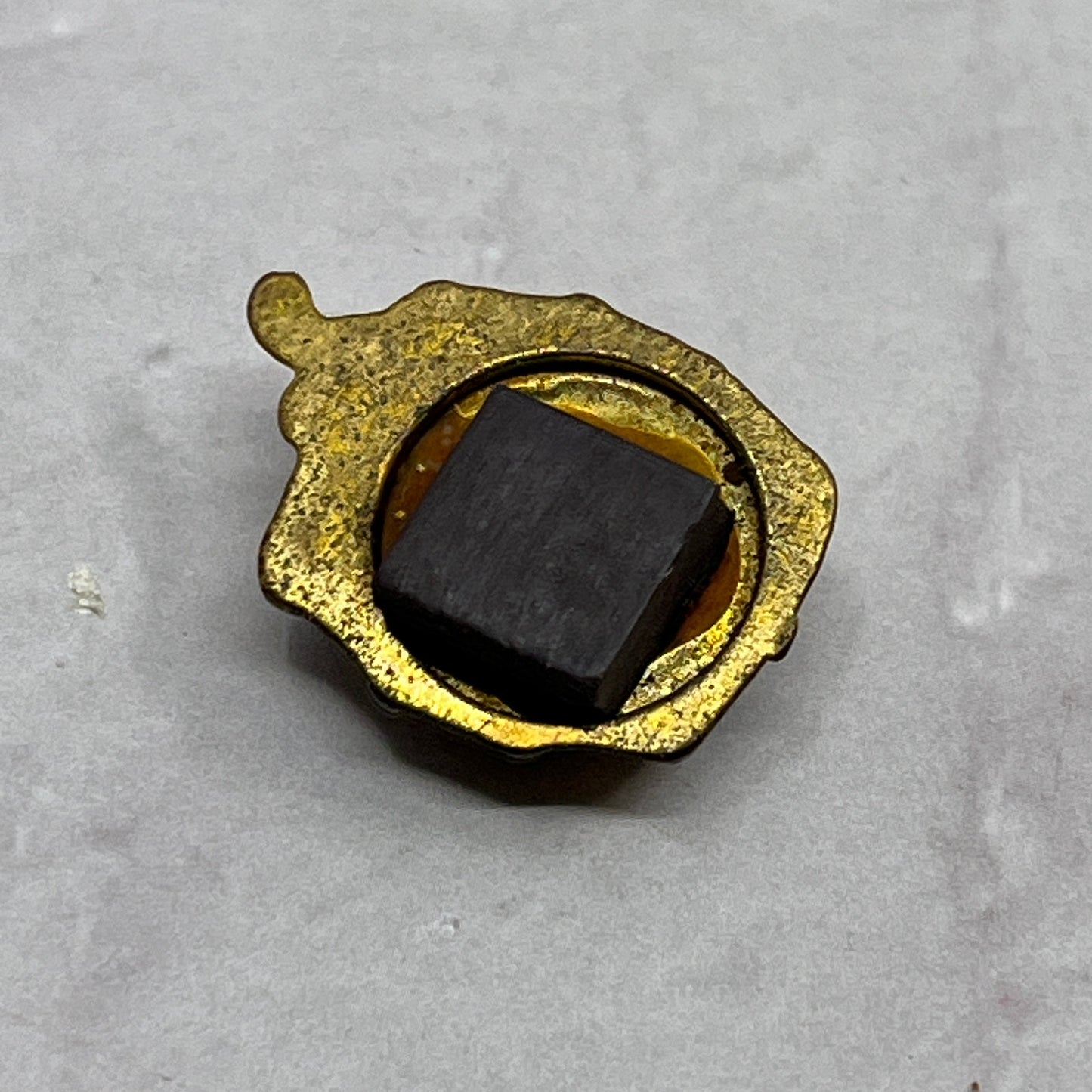 Vintage Gold Tone Potbelly Stove Magnet SB7