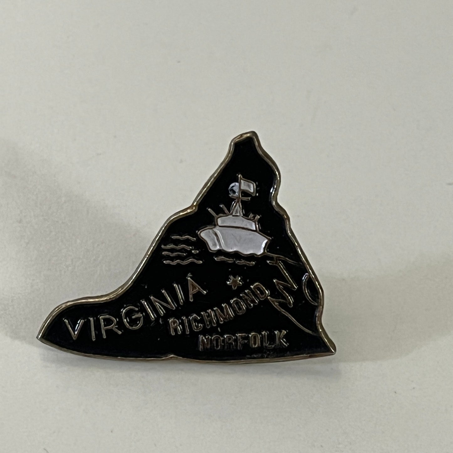 State of Virginia Richmond Norfolk Vintage Lapel Pin Enamel Pinback Button SE9