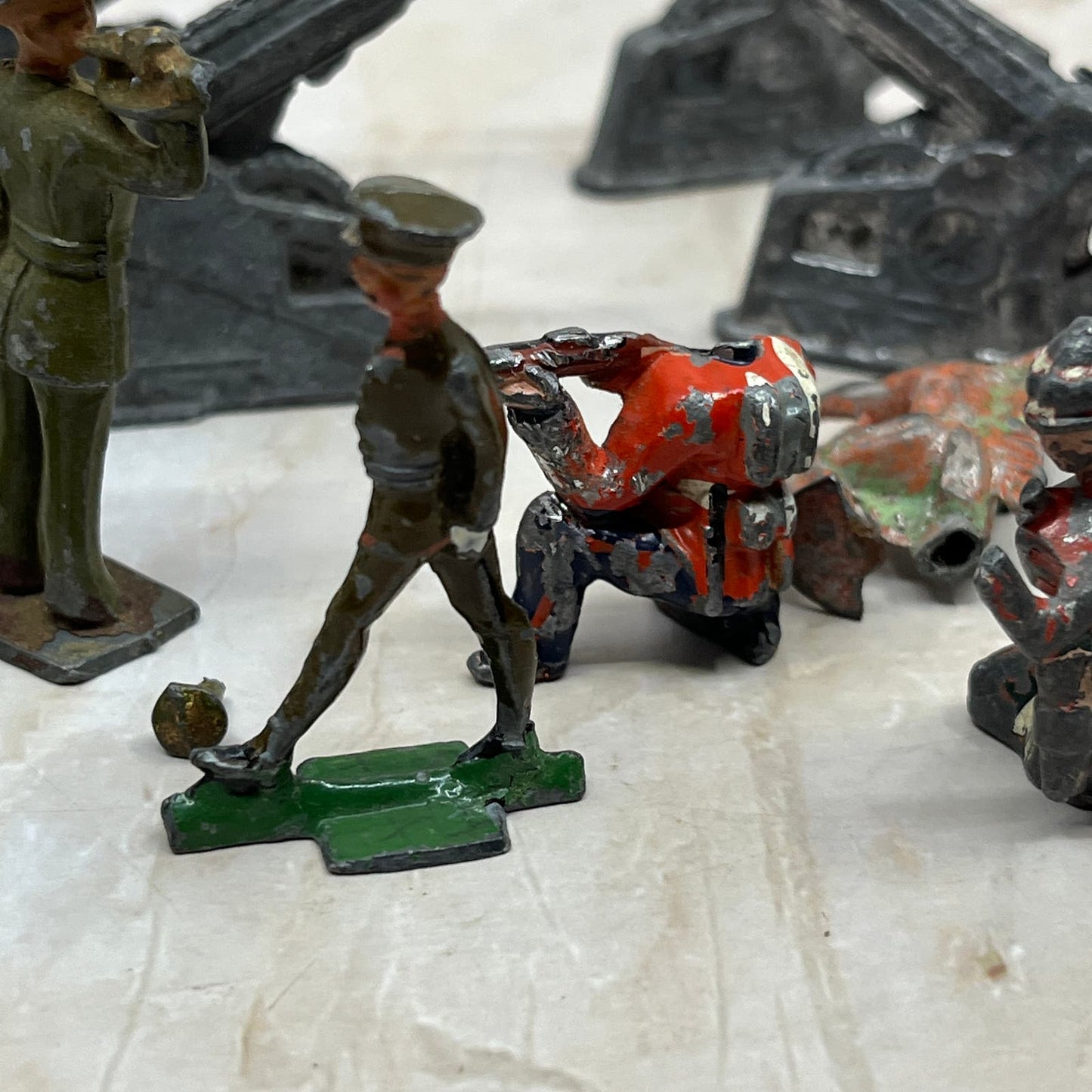Huge Lot of Vintage Lead Metal Toy Soldiers and Artillery TD5