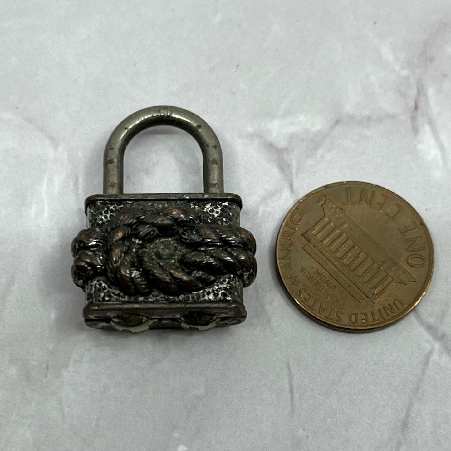 Vintage Metal Knot Padlock Charm Fob Keychain SC1