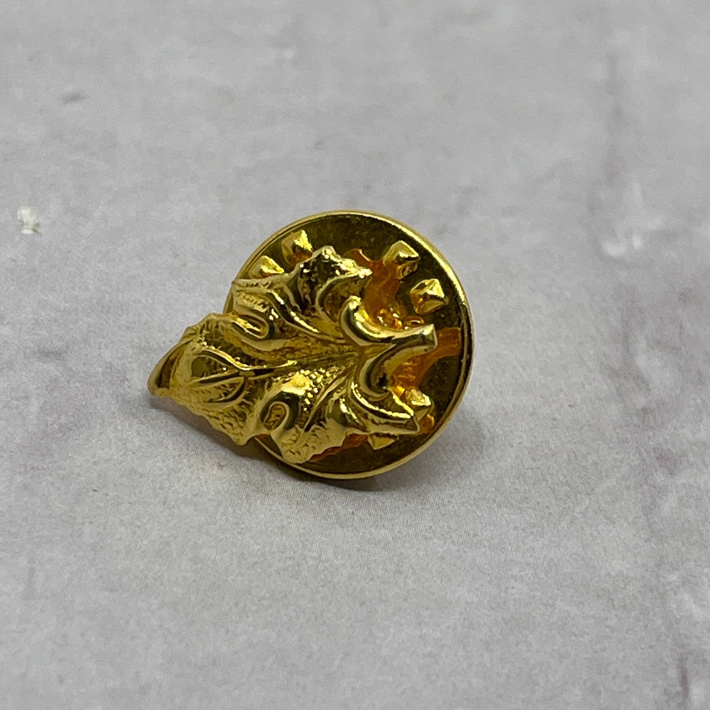 Vintage Gold Tone Oak Leaf Lapel Pin Pinback Button SB7-SPB