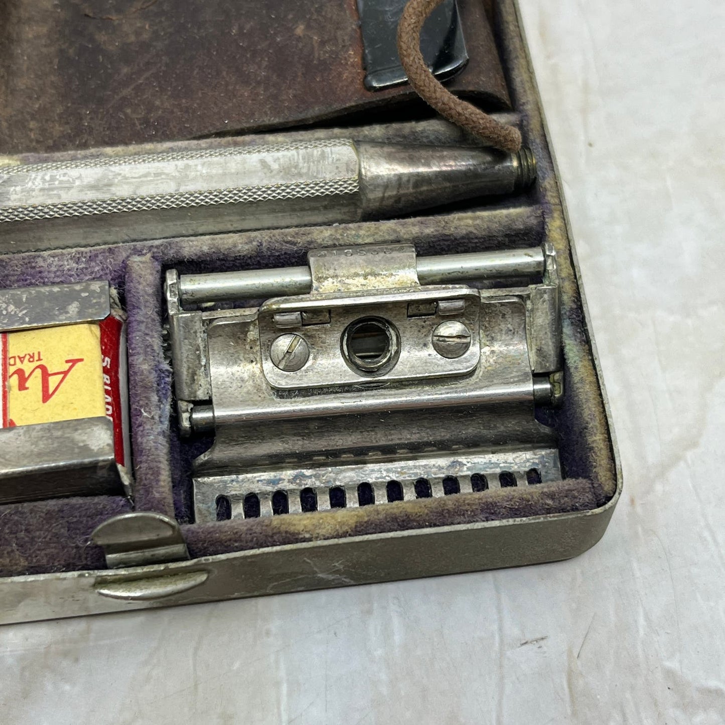 Antique Valet Auto Strop Razor in Original Metal Case Shaving Kit TI9
