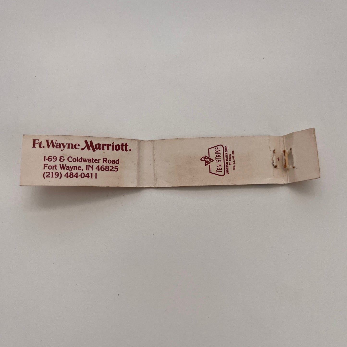 Peaches Restaurant Charades Lounge Fort Wayne Slim Vintage Matchbook TB6-MB2-15