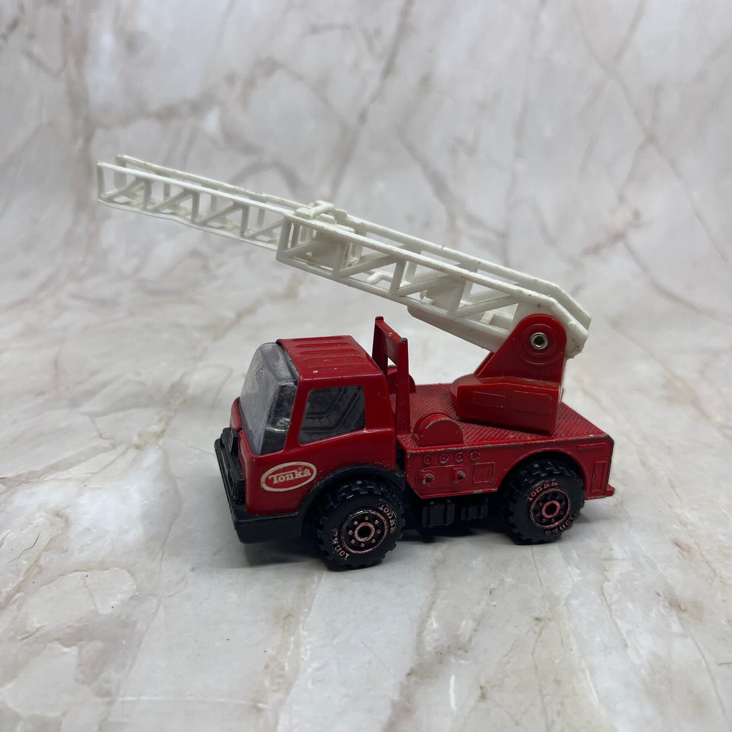 Tonka Fire Truck Ladder VTG  Small Red W/ white Ladder Japan diecast toy TH5
