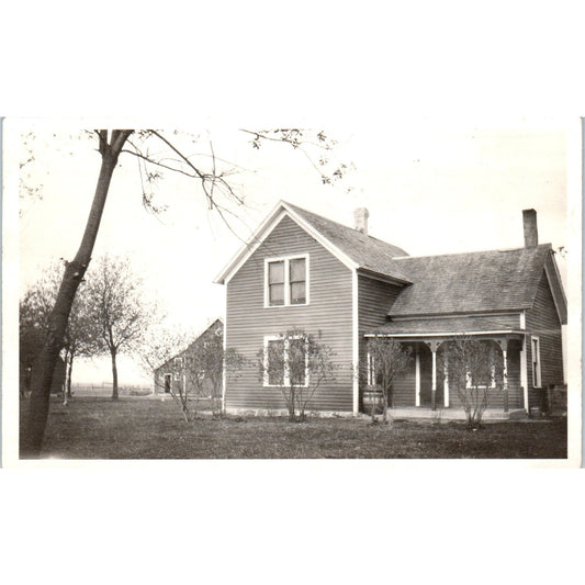 1920 Country Victorian House Farmhouse Exterior View RPPC Postcard TH9-SX2
