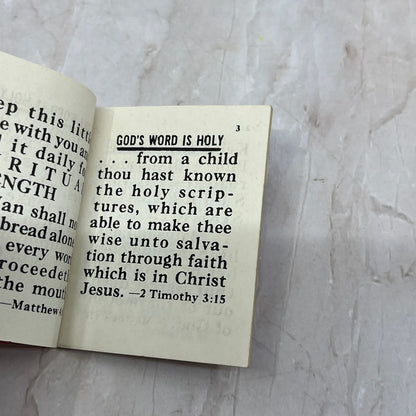 Vintage Little Bible Ministry Sanatoga PA Tiny Pocket Bible TG8-VV