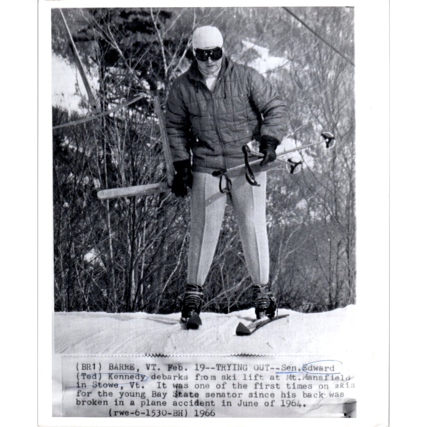 Senator Ted Kennedy Skiing at Mt. Mansfield 1966 8x10 Original Press Photo D1-P