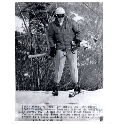 Senator Ted Kennedy Skiing at Mt. Mansfield 1966 8x10 Original Press Photo D1-P