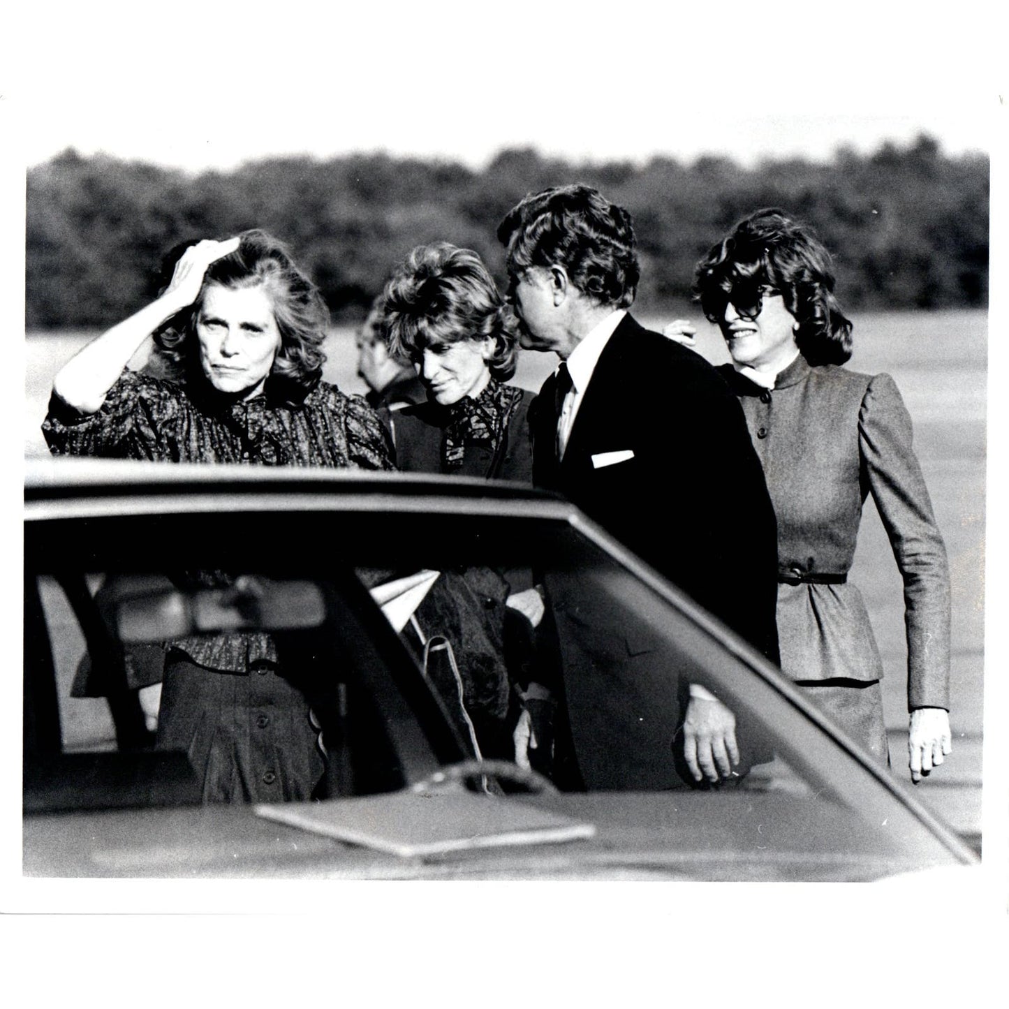 Ted Kennedy Arrives at Hyannis Airport 1983 8x10 Original Press Photo D1-P