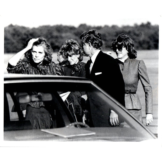 Ted Kennedy Arrives at Hyannis Airport 1983 8x10 Original Press Photo D1-P