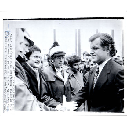 Senator Ted Kennedy w/ Moscow University Students 1974 8x10 Press Photo D1-P