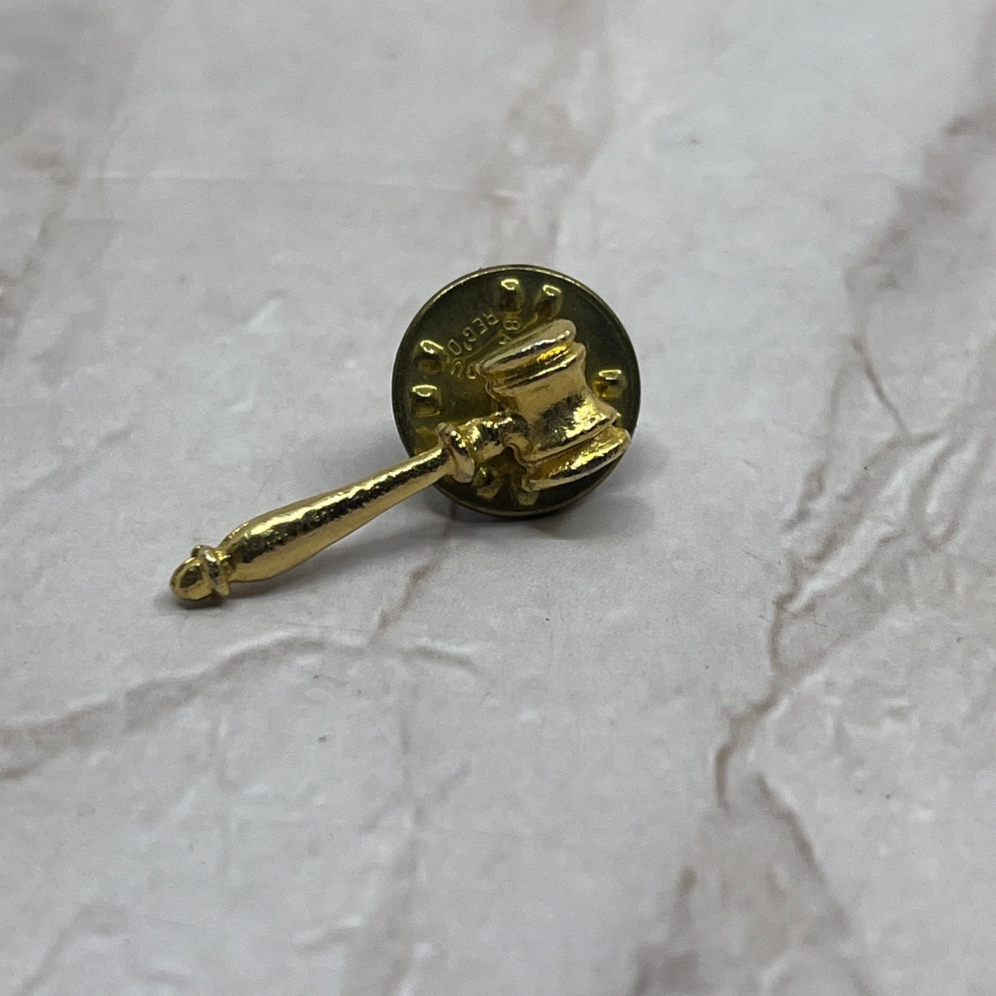 Vintage Gold Tone Gavel Judge's Pinback Button Pin SB3